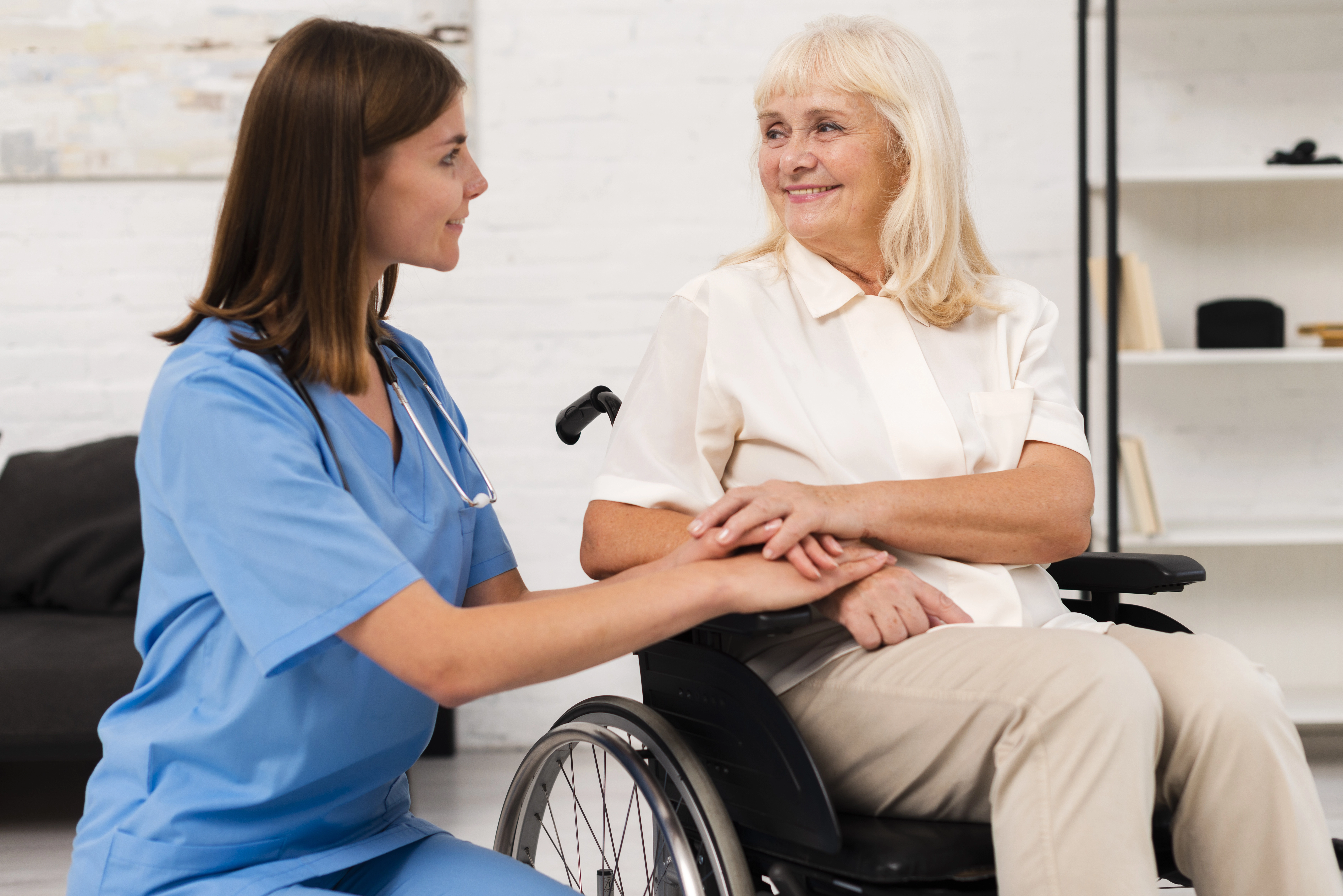 Medecin avec sa patiente en fauteuil